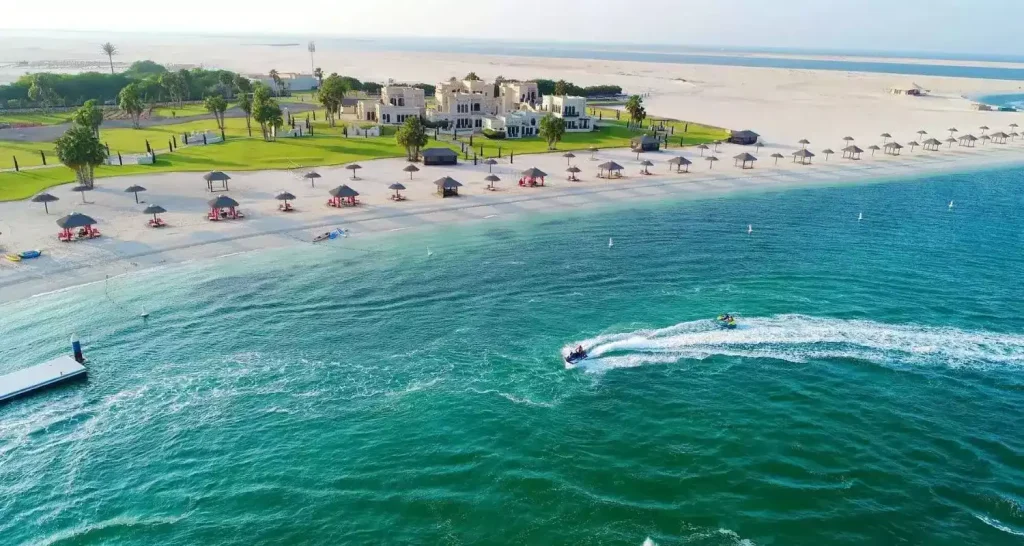 Luftaufnahme des Strandes von Al Maya Island & Resort mit türkisfarbenem Wasser