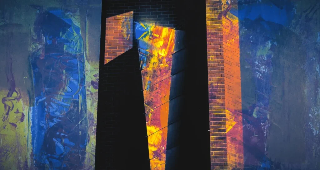 Lebendige abstrakte Lichtprojektionen als Teil der Abendinstallationen der Abu Dhabi Art Fair