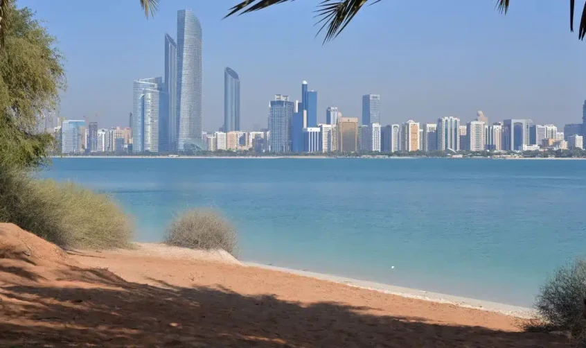 Blick auf die Strände von Abu Dhabi mit Skyline und türkisfarbenem Golfwasser, eingerahmt von Palmen.