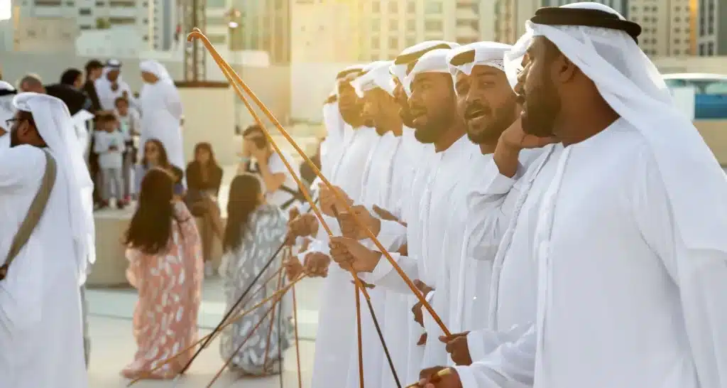Traditionelle Al Ayala-Tanzaufführung beim Sheikh Zayed Festival in Abu Dhabi.