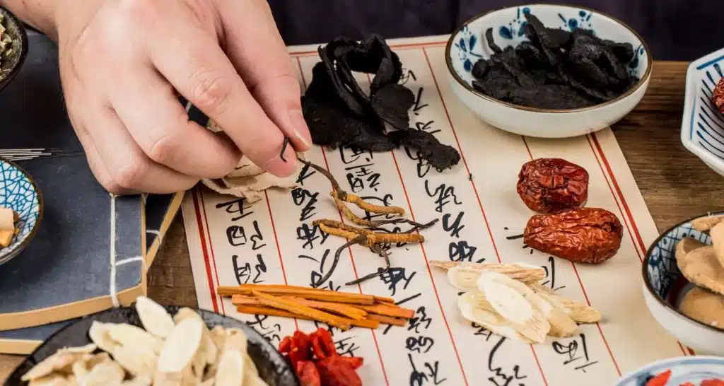Traditionelle chinesische Kräuter und Kalligraphie, ausgestellt im Pavillon der Chinese Street.