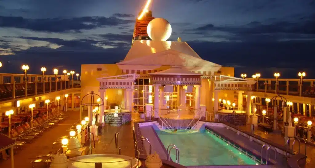Elegante Abendkreuzfahrt in Abu Dhabi mit Pool-Deck-Beleuchtung und Abendessen unter dem Sternenhimmel während der Neujahrsfeierlichkeiten.