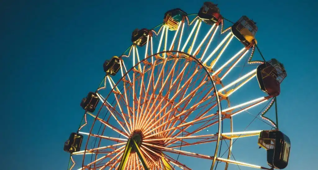 Riesenrad im Fun Fair City während der Abendveranstaltungen des Sheikh Zayed Festivals 2025.