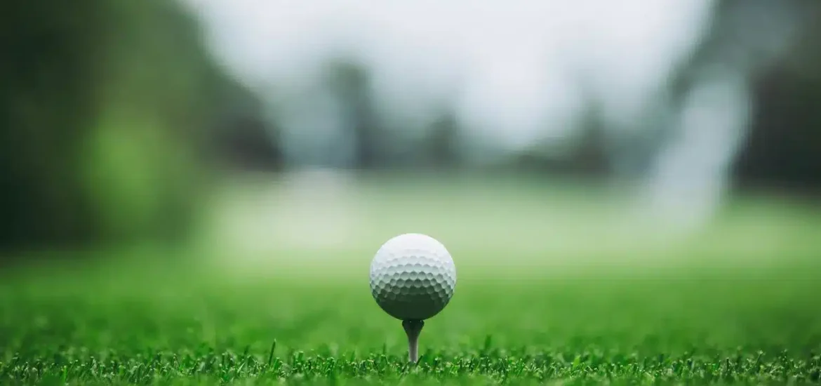 Golfball auf dem Tee, bereit für den ersten Schlag im Abu Dhabi City Golf Club.