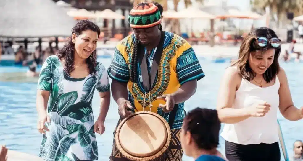 Gäste genießen Live-Musik und Entspannung am Strand im Al Maya Island & Resort.
