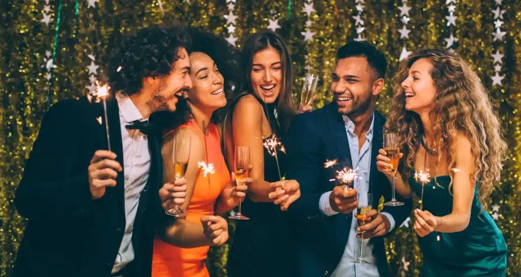 Freunde feiern Silvester gemeinsam mit Wunderkerzen, Gelächter und Champagner in Abu Dhabi.