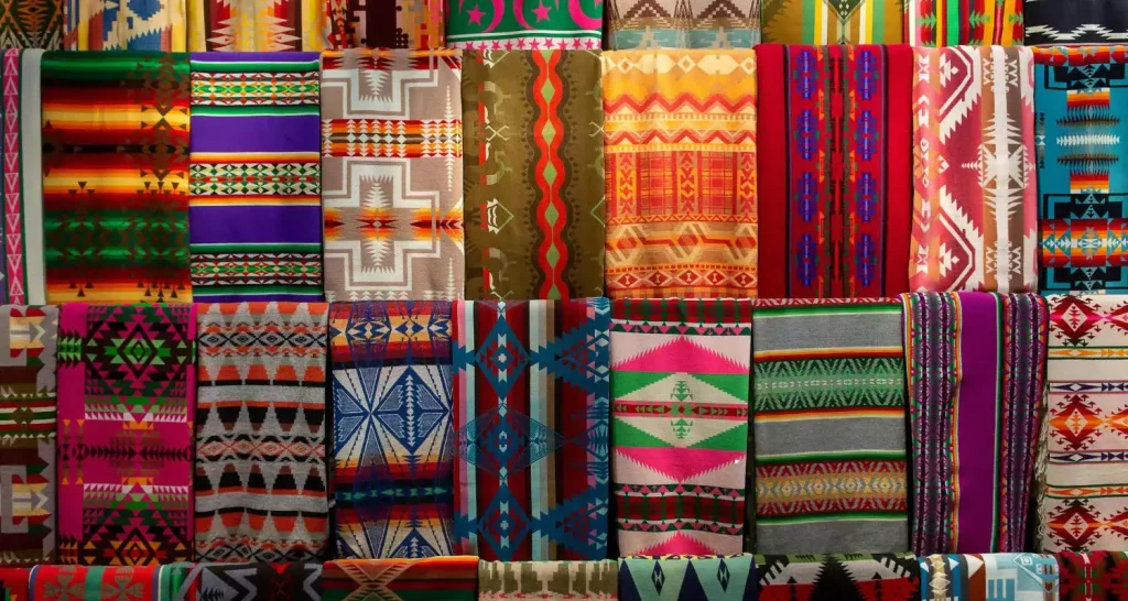 Farbenfrohe Sadu-Textilmuster, die die Handwerkskunst der Emirate repräsentieren, und traditionelle Souvenirs auf dem Sheikh Zayed Festival.