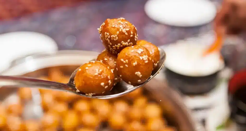 Traditionelle süße Luqaimat aus den Emiraten, serviert an den Imbissständen des Sheikh Zayed Festivals.