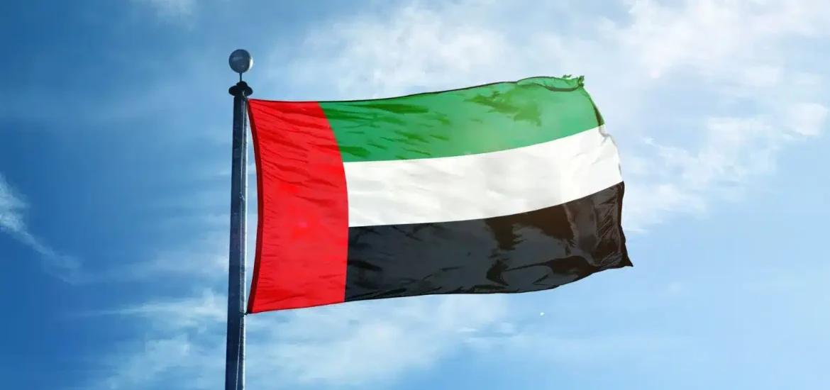 Die Flagge der Vereinigten Arabischen Emirate weht am Himmel beim Sheikh Zayed Festival 2025 in Al Wathba, Abu Dhabi.