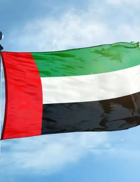 Die Flagge der Vereinigten Arabischen Emirate weht am Himmel beim Sheikh Zayed Festival 2025 in Al Wathba, Abu Dhabi.