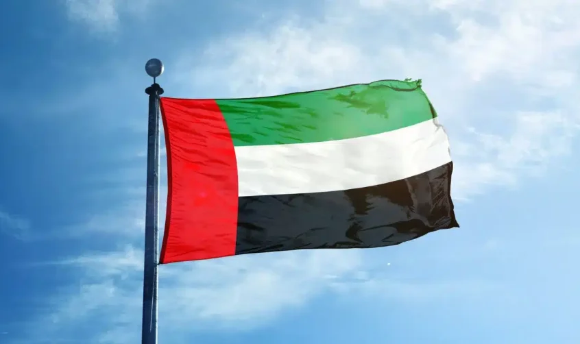 Die Flagge der Vereinigten Arabischen Emirate weht am Himmel beim Sheikh Zayed Festival 2025 in Al Wathba, Abu Dhabi.