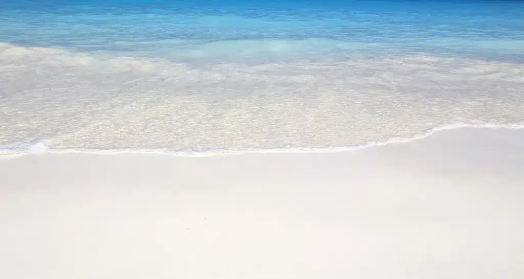 Flaches, klares Wasser am Yas Beach in Abu Dhabi mit weichem, weißem Sand und ruhiger See.