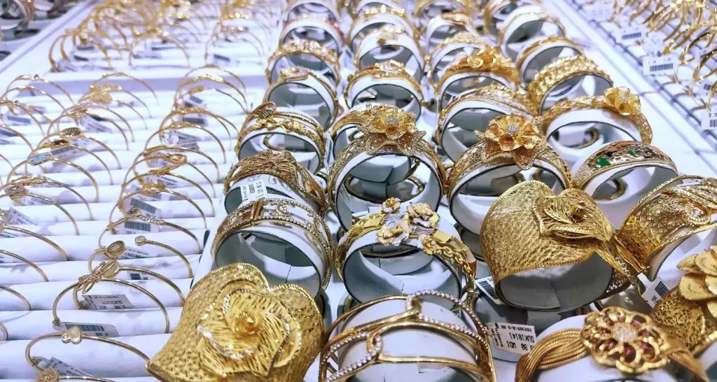 Goldarmbänder und Armreifen werden in einem Schmuckgeschäft auf dem Gold Souk in Abu Dhabi ausgestellt.