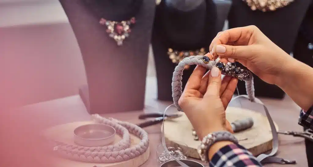 Ein Schmuckhandwerker fertigt eine Halskette in einer Werkstatt in der Nähe des Gold Souk in Abu Dhabi an.
