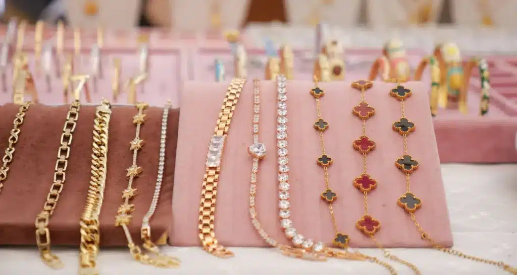 Verschiedene Gold- und Edelsteinarmbänder auf Samttabletts in einem Schmuckgeschäft in Abu Dhabi.