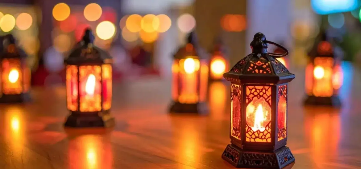 Traditionelle Ramadan-Laternen, die bei abendlichen Zusammenkünften auf einem Holztisch leuchten