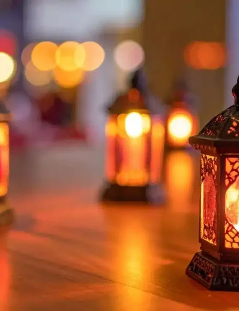 Traditionelle Ramadan-Laternen, die bei abendlichen Zusammenkünften auf einem Holztisch leuchten