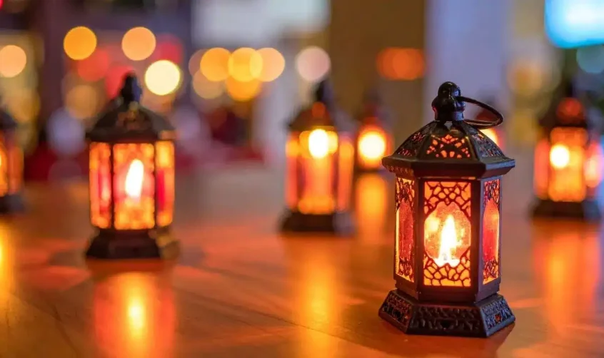 Traditionelle Ramadan-Laternen, die bei abendlichen Zusammenkünften auf einem Holztisch leuchten
