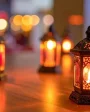 Traditionelle Ramadan-Laternen, die bei abendlichen Zusammenkünften auf einem Holztisch leuchten