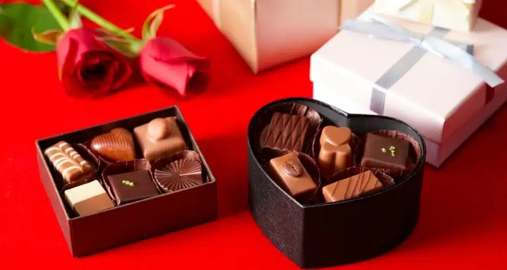 Herzförmige Pralinenschachtel mit Rosen und Geschenkboxen, klassisches Valentinstagsgeschenk
