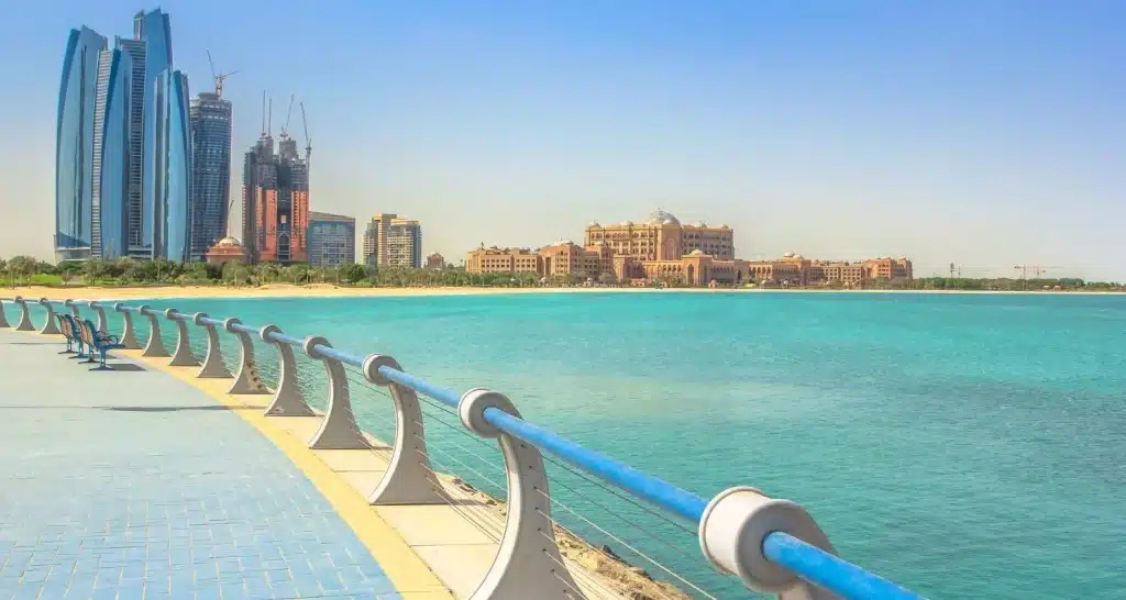 Corniche-Promenade mit Blick auf den türkisfarbenen Golf und die Wahrzeichen von Abu Dhabi.