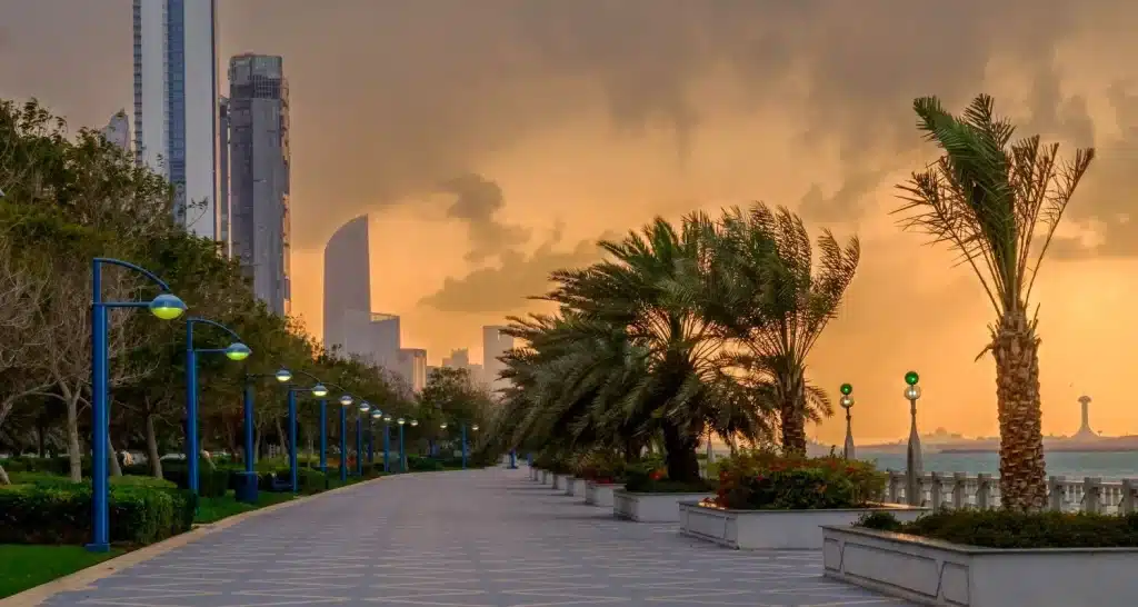 Palmengesäumte Corniche-Promenade bei Sonnenuntergang mit Wander- und Radwegen