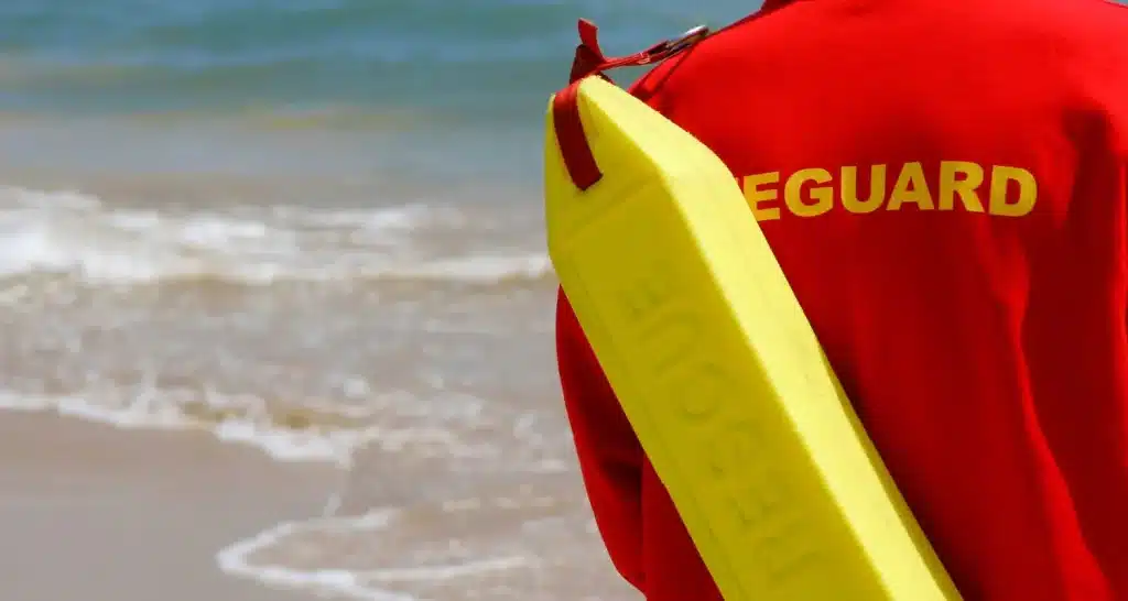 Rettungsschwimmerausrüstung und Rettungsschwimmer am Strand.